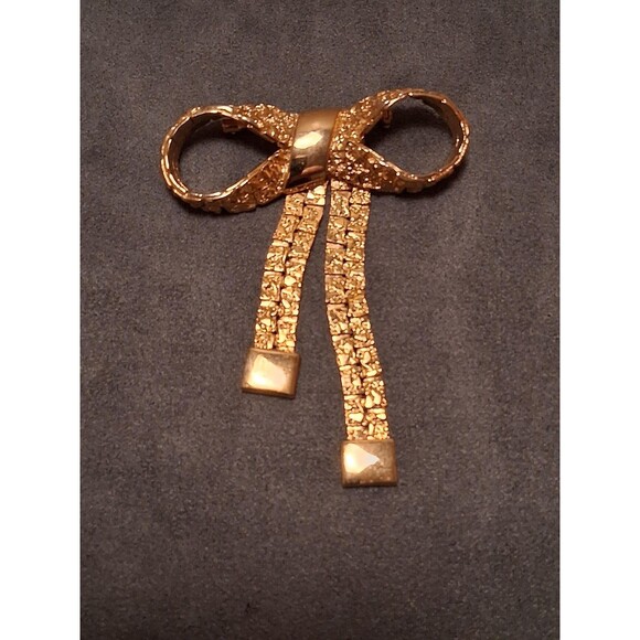 Gold Tone Bow Brooch Pin Textured Mesh Ribbon Tails Dangle Costume Jewelry - Picture 2 of 4